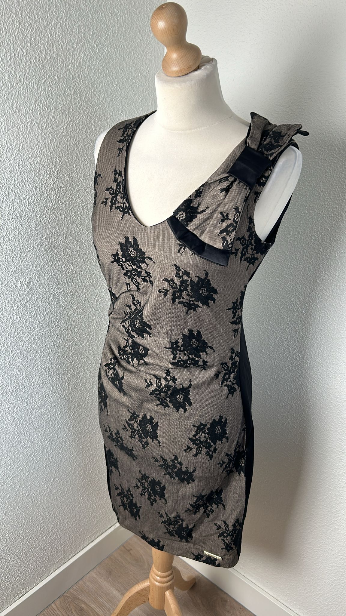 Rinascimento - maat L - classy jurk