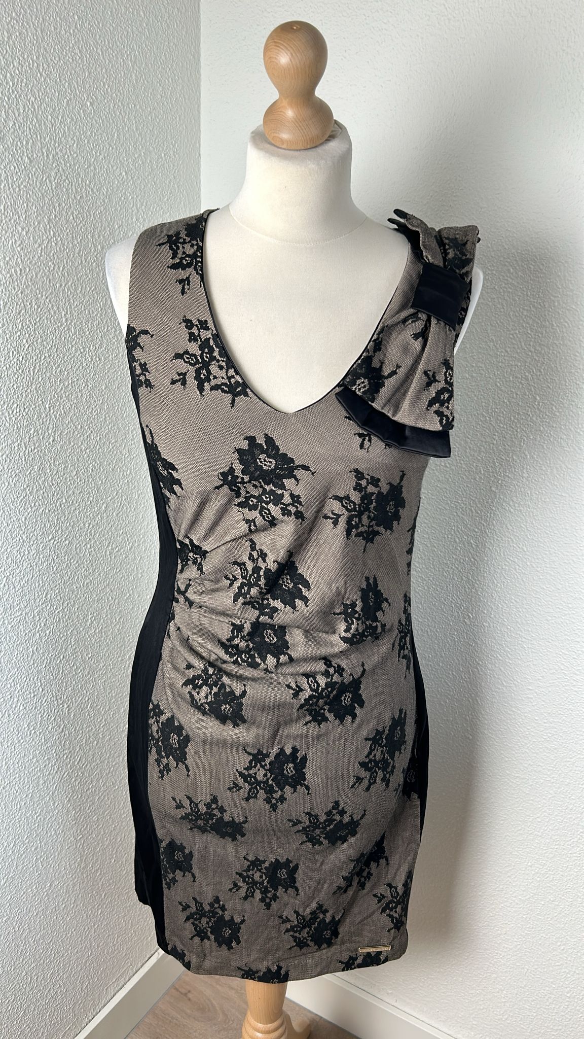 Rinascimento - maat L - classy jurk